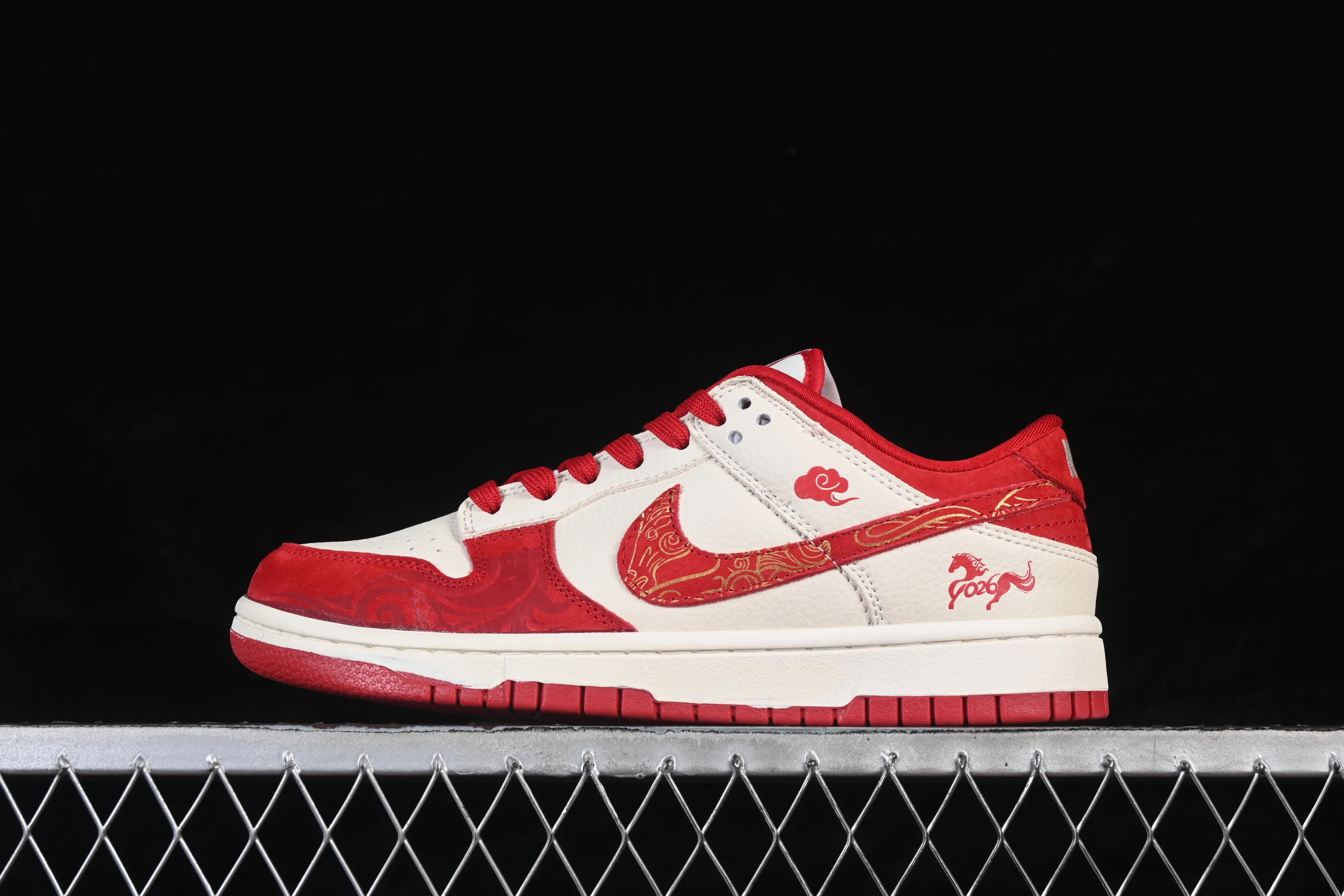 All categories Nk SB Dunk Series Nk SB Dunk Low High-end customized low-top sneakers Nike SB Dunk Low Limited to the Year of the Horse White, red and gold auspicious clouds High-end customized low-top casual sneakers SD8888-008